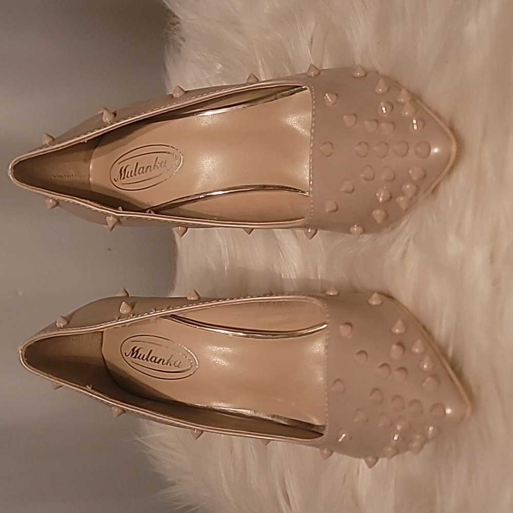 New size 6.5 beige heel with spikes